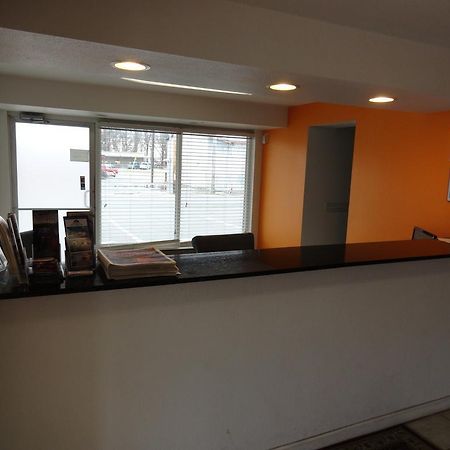 Econo Lodge Metropolis Extérieur photo