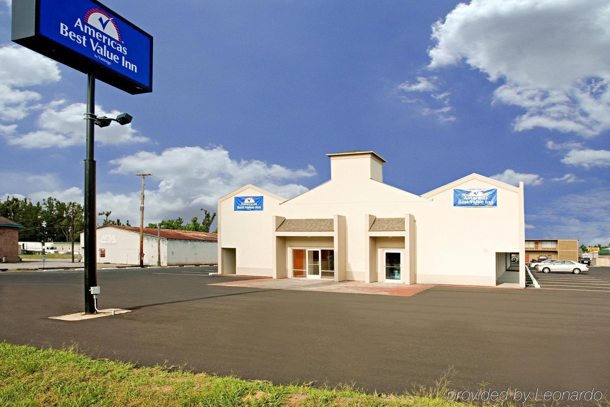 Econo Lodge Metropolis Extérieur photo