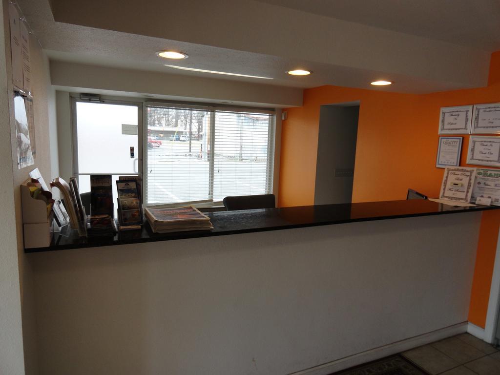 Econo Lodge Metropolis Extérieur photo