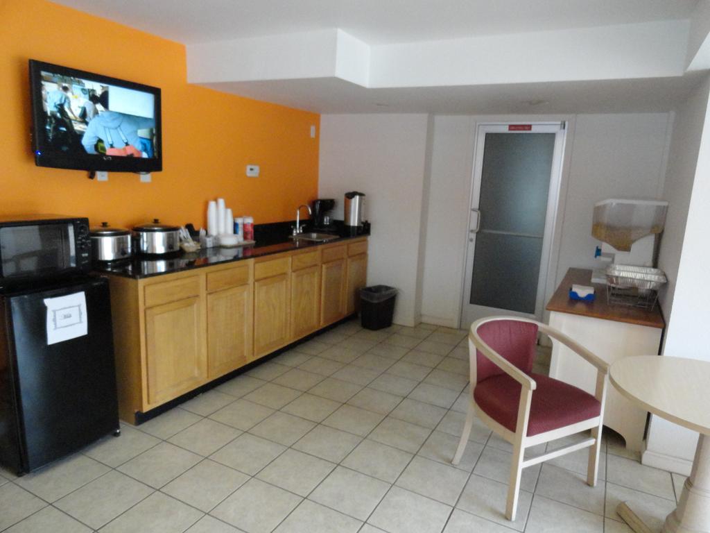 Econo Lodge Metropolis Extérieur photo